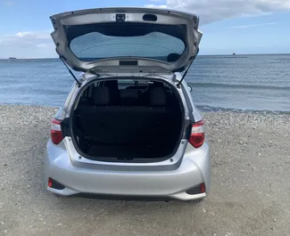 Toyota Vitz 2016 在 在拉纳卡 可租赁，具有 unlimited 里程限制。