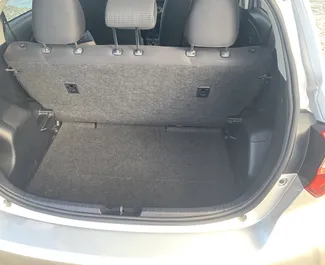 Toyota Vitz 2016 在 在拉纳卡 可租赁，具有 unlimited 里程限制。