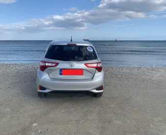 Toyota Vitz 内饰，在塞浦路斯 出租。一辆优秀的 5 座位车，配备 Automatic 变速箱。