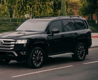 租赁 Toyota Land Cruiser 300 的正面视图，在塔什干, 乌兹别克斯坦 ✓ 汽车编号 #13562。✓ Automatic 变速箱 ✓ 0 评论。