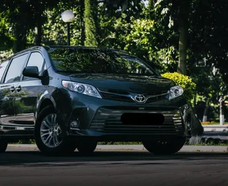 租赁 Toyota Sienna 的正面视图，在塔什干, 乌兹别克斯坦 ✓ 汽车编号 #13557。✓ Automatic 变速箱 ✓ 0 评论。