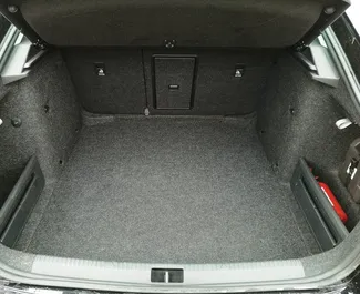 Skoda Octavia 内饰，在白俄罗斯 出租。一辆优秀的 5 座位车，配备 Automatic 变速箱。