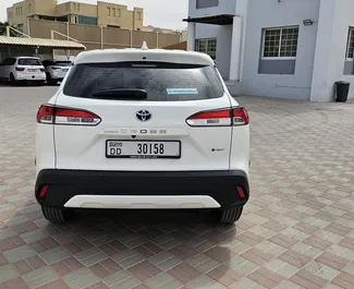 在 阿联酋 租赁 Toyota Corolla Cross 2025 汽车，特点包括 ✓ 使用 Hybrid 燃料和 196 马力 ➤ 起价 163 AED 每天。