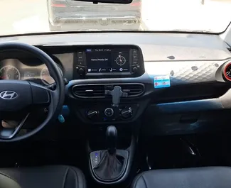 租赁 Hyundai i10 的正面视图，在迪拜, 阿联酋 ✓ 汽车编号 #13974。✓ Automatic 变速箱 ✓ 0 评论。
