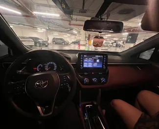 租赁 Toyota Corolla Cross 的正面视图，在迪拜, 阿联酋 ✓ 汽车编号 #13961。✓ Automatic 变速箱 ✓ 0 评论。