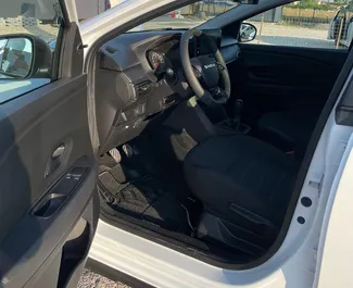 Dacia Sandero Stepway 内饰，在阿尔巴尼亚 出租。一辆优秀的 5 座位车，配备 Manual 变速箱。