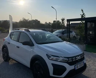 租赁 Dacia Sandero Stepway 的正面视图，地拉那机场, 阿尔巴尼亚 ✓ 汽车编号 #13657。✓ Manual 变速箱 ✓ 1 评论。