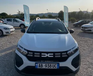在 在阿尔巴尼亚 租赁 Dacia Sandero Stepway 2025 汽车，特点包括 ✓ 使用 Petrol 燃料和 100 马力 ➤ 起价 21 EUR 每天。