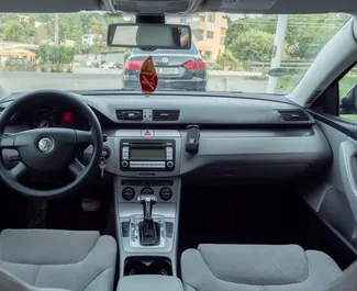 Volkswagen Passat Variant 内饰，在阿尔巴尼亚 出租。一辆优秀的 5 座位车，配备 Automatic 变速箱。