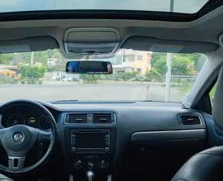 在 在阿尔巴尼亚 租赁 Volkswagen Jetta 2015 汽车，特点包括 ✓ 使用 Diesel 燃料和 120 马力 ➤ 起价 15 EUR 每天。
