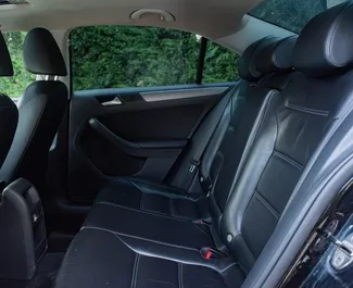 Volkswagen Jetta 2015 的 Diesel 2.0L 发动机，在 在都拉斯 出租。