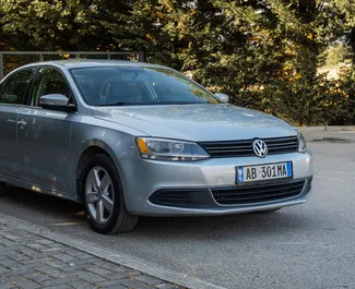 租赁 Volkswagen Jetta 的正面视图，在都拉斯, 阿尔巴尼亚 ✓ 汽车编号 #9697。✓ Automatic 变速箱 ✓ 1 评论。