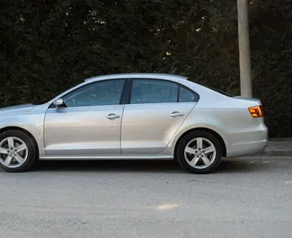 租车 Volkswagen Jetta #9697 Automatic 在 在都拉斯，配备 2.0L 发动机 ➤ 来自 Erald 在阿尔巴尼亚。