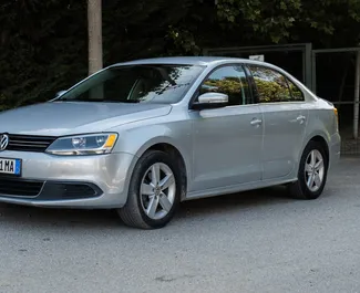 在 在阿尔巴尼亚 租赁 Volkswagen Jetta 2015 汽车，特点包括 ✓ 使用 Diesel 燃料和 120 马力 ➤ 起价 15 EUR 每天。