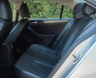 Volkswagen Jetta 2015 的 Diesel 2.0L 发动机，在 在都拉斯 出租。