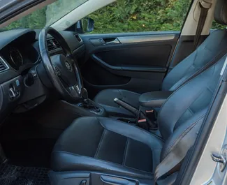 Volkswagen Jetta 租赁。在 在阿尔巴尼亚 出租的 经济, 舒适性 汽车 ✓ Without Deposit ✓ 提供 TPL 保险选项。