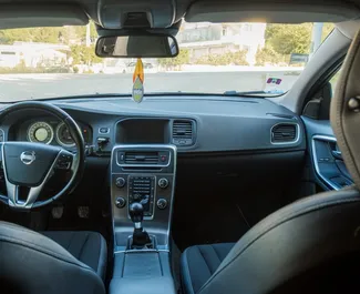 租赁 Volvo V60 的正面视图，在都拉斯, 阿尔巴尼亚 ✓ 汽车编号 #7290。✓ Manual 变速箱 ✓ 1 评论。