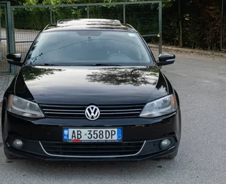 租赁 Volkswagen Jetta 的正面视图，在都拉斯, 阿尔巴尼亚 ✓ 汽车编号 #11582。✓ Automatic 变速箱 ✓ 0 评论。