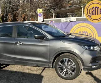 租赁 Nissan Qashqai 的正面视图，在布达佩斯, 匈牙利 ✓ 汽车编号 #5066。✓ Automatic 变速箱 ✓ 2 评论。