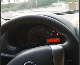 租赁 Nissan Sunny 的正面视图，在迪拜, 阿联酋 ✓ 汽车编号 #13676。✓ Automatic 变速箱 ✓ 0 评论。