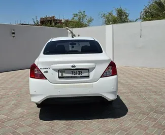 租车 Nissan Sunny #13678 Automatic 在 在迪拜，配备 1.5L 发动机 ➤ 来自 穆罕默德 阿联酋。