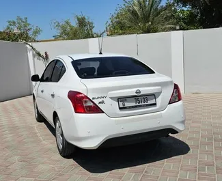 租赁 Nissan Sunny 的正面视图，在迪拜, 阿联酋 ✓ 汽车编号 #13678。✓ Automatic 变速箱 ✓ 0 评论。