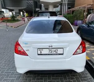 在 阿联酋 租赁 Nissan Sunny 2024 汽车，特点包括 ✓ 使用 Petrol 燃料和 110 马力 ➤ 起价 88 AED 每天。