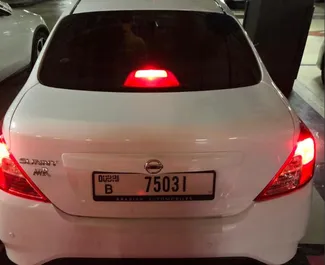 租赁 Nissan Sunny 的正面视图，在迪拜, 阿联酋 ✓ 汽车编号 #13682。✓ Automatic 变速箱 ✓ 0 评论。