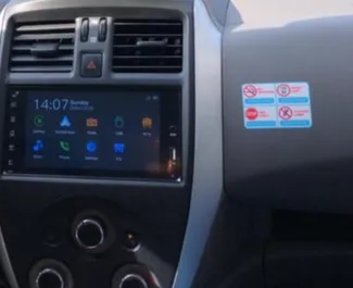 租车 Nissan Sunny #13682 Automatic 在 在迪拜，配备 1.5L 发动机 ➤ 来自 穆罕默德 阿联酋。