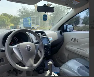租车 Nissan Sunny #13683 Automatic 在 在迪拜，配备 1.5L 发动机 ➤ 来自 穆罕默德 阿联酋。