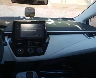 租赁 Toyota Corolla Sedan 的正面视图，在迪拜, 阿联酋 ✓ 汽车编号 #13927。✓ Automatic 变速箱 ✓ 0 评论。