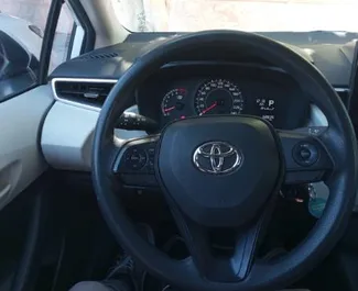 租车 Toyota Corolla Sedan #13927 Automatic 在 在迪拜，配备 2.0L 发动机 ➤ 来自 穆罕默德 阿联酋。