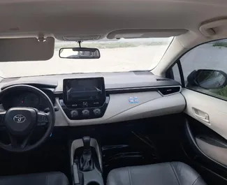租车 Toyota Corolla Sedan #13928 Automatic 在 在迪拜，配备 2.0L 发动机 ➤ 来自 穆罕默德 阿联酋。