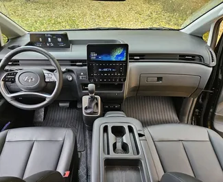 租赁 Hyundai Staria 的正面视图，在明斯克, 白俄罗斯 ✓ 汽车编号 #13999。✓ Automatic 变速箱 ✓ 0 评论。