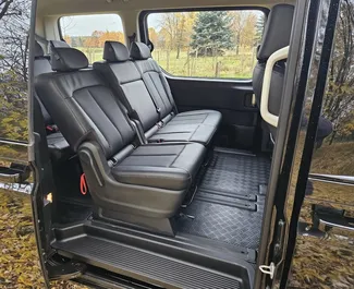 Hyundai Staria 2024 在 在明斯克 可租赁，具有 400 km/day 里程限制。