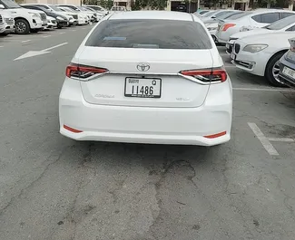 租车 Toyota Corolla Sedan #13973 Automatic 在 在迪拜，配备 L 发动机 ➤ 来自 穆罕默德 阿联酋。