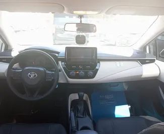 租赁 Toyota Corolla Sedan 的正面视图，在迪拜, 阿联酋 ✓ 汽车编号 #13973。✓ Automatic 变速箱 ✓ 0 评论。