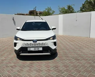 租赁 Toyota Corolla Cross 的正面视图，在迪拜, 阿联酋 ✓ 汽车编号 #13677。✓ Automatic 变速箱 ✓ 0 评论。