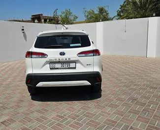 在 阿联酋 租赁 Toyota Corolla Cross 2025 汽车，特点包括 ✓ 使用 Hybrid 燃料和 196 马力 ➤ 起价 163 AED 每天。