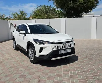 在 阿联酋 租赁 Toyota Corolla Cross 2025 汽车，特点包括 ✓ 使用 Hybrid 燃料和 196 马力 ➤ 起价 163 AED 每天。