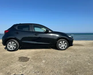 租车 Mazda 2 #13250 Automatic 在 在拉纳卡，配备 1.5L 发动机 ➤ 来自 马克西姆 在塞浦路斯。