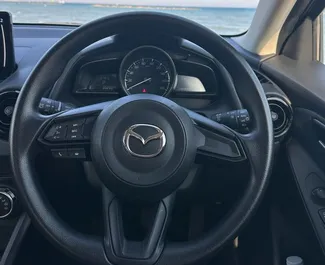 Mazda 2 2022 在 在拉纳卡 可租赁，具有 unlimited 里程限制。