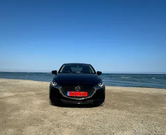 租赁 Mazda 2 的正面视图，在拉纳卡, 塞浦路斯 ✓ 汽车编号 #13250。✓ Automatic 变速箱 ✓ 0 评论。