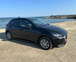Mazda 2 内饰，在塞浦路斯 出租。一辆优秀的 5 座位车，配备 Automatic 变速箱。