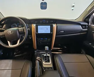 租赁 Toyota Corolla Cross 的正面视图，在迪拜, 阿联酋 ✓ 汽车编号 #13675。✓ Automatic 变速箱 ✓ 0 评论。