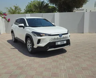 在 阿联酋 租赁 Toyota Corolla Cross 2025 汽车，特点包括 ✓ 使用 Petrol 燃料和 196 马力 ➤ 起价 163 AED 每天。