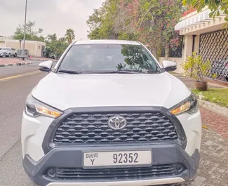 在 阿联酋 租赁 Toyota Corolla Cross 2023 汽车，特点包括 ✓ 使用 Petrol 燃料和 196 马力 ➤ 起价 163 AED 每天。