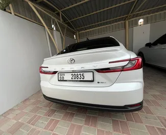 在 阿联酋 租赁 Toyota Camry 2024 汽车，特点包括 ✓ 使用 Hybrid 燃料和 204 马力 ➤ 起价 163 AED 每天。