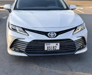 在 阿联酋 租赁 Toyota Camry 2024 汽车，特点包括 ✓ 使用 Petrol 燃料和 203 马力 ➤ 起价 164 AED 每天。