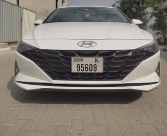 在 阿联酋 租赁 Hyundai Elantra 2023 汽车，特点包括 ✓ 使用 Petrol 燃料和 147 马力 ➤ 起价 87 AED 每天。